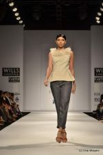 Model walk the ramp for Ashish Soni Show at Wills Lifestyle India Fashion Week 2012 day 4 on 9th Oct 2012 (16).JPG